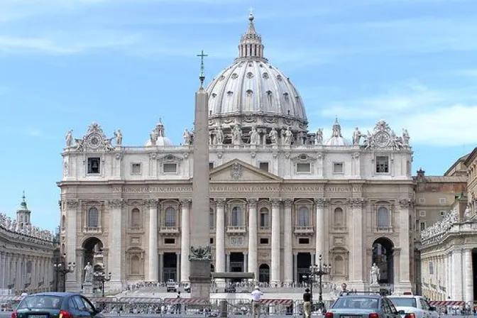 Vaticano ofrece plena colaboración tras detención de sacerdote por supuesto fraude