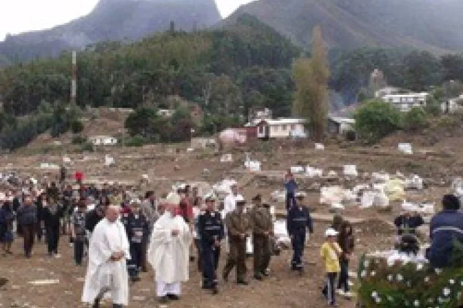 Virgen del Carmen lleva consuelo a archipiélago arrasado por maremoto en Chile