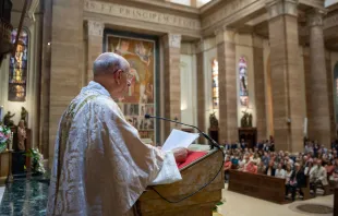 El Prelado del Opus Dei, Mons. Fernando Ocáriz, celebrando la Misa por el día de San Josemaría este año en Roma. Crédito: Prelatura de la Santa Cruz y Opus Dei/Flickr.
