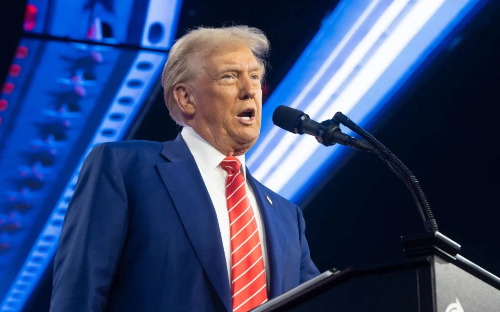 El presidente electo Donald Trump habla durante el AmericaFest de Turning Point USA en el Centro de Convenciones de Phoenix el 22 de diciembre de 2024, en Phoenix.?w=200&h=150