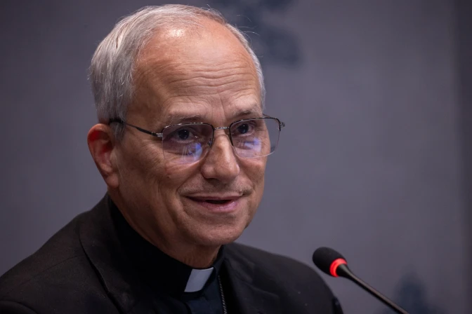 Cardenal Cardenal Francis Prevost en la rueda de prensa este 23 de octubre