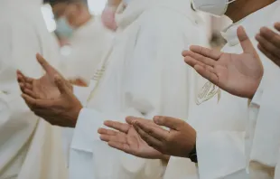 Con el documento, el Vaticano permitió a los sacerdotes impartir bendiciones no litúrgicas a las parejas del mismo sexo y en situación irregular. Crédito: Karl Raymund Catabas / Unsplash