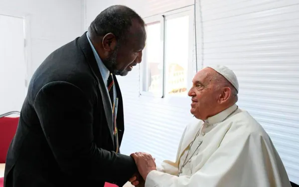 El Primer Ministro de Papúa Nueva Guinea y el Papa Francisco. Crédito: Vatican Media