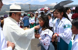 Sacerdote otorga la Comunión a los niños presentes en el 53º Congreso Eucarístico Internacional Quito 2024, el domingo 8 de septiembre. Crédito: Eduardo Berdejo - EWTN News