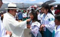 Sacerdote otorga la Comunión a los niños presentes en el 53º Congreso Eucarístico Internacional Quito 2024, el domingo 8 de septiembre.