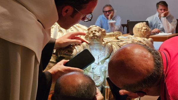 Detalle del sepulcro de plata de Santa Teresa de Jesús. Crédito: Orden del Carmelo