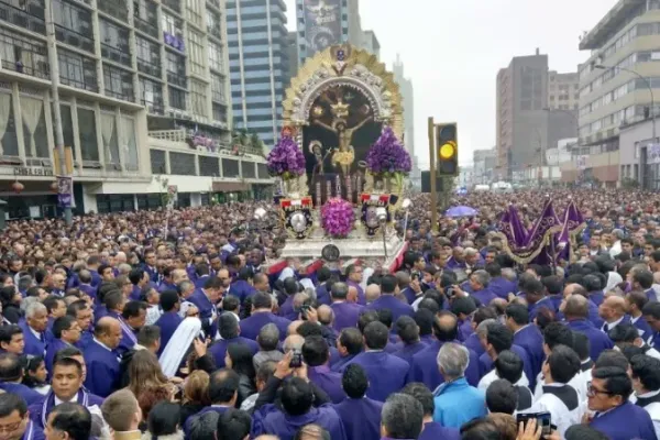 La procesión del Señor de los Milagros en Lima, Perú. Crédito: David Ramos / ACI Prensa