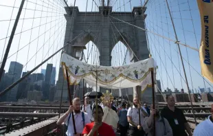 La Procesión Eucarística en el Puente de Brooklyn en Nueva York. Crédito: Jeffrey Bruno / CNA