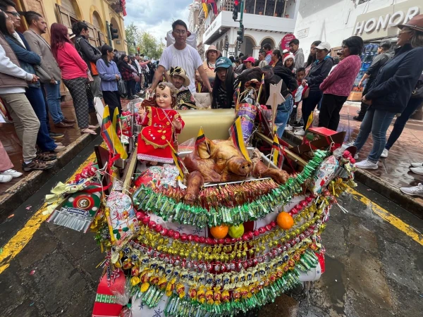 Thousands of faithful fill the streets in Ecuador in the colorful procession of the “Traveling Child.” Credit: Radio Católica Cuenca