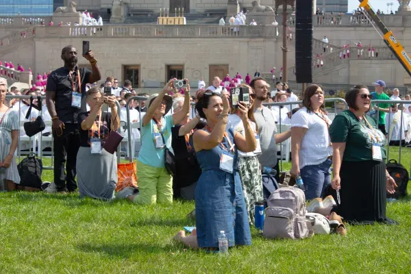 Participantes en la procesión eucarística de rodillas ante el Santísimo en el Indiana War Memorial. Crédito: Jonah McKeown