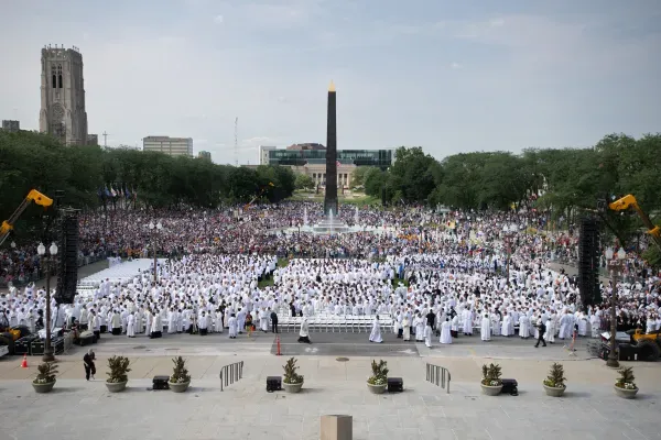 La multitud de fieles ante el Indiana War Memorial. Crédito: Jeffrey Bruno