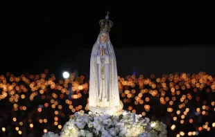 Procesión de las velas en el Santuario de la Virgen de Fátima en Portugal. Crédito: Daniel Ibáñez / ACI Prensa