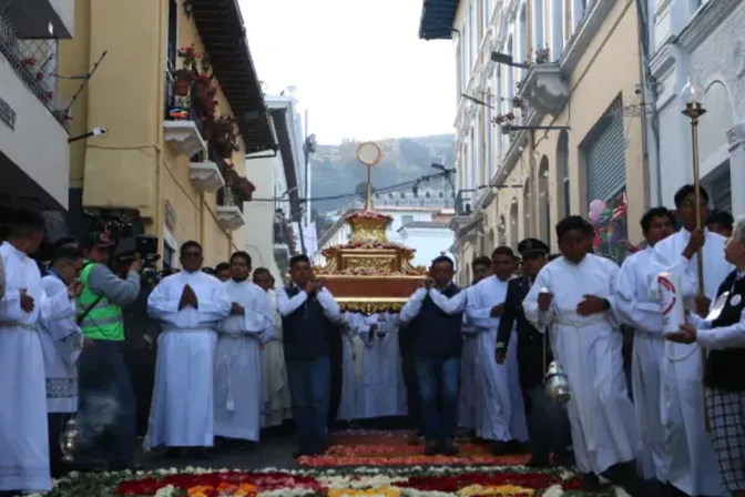 Procesión de la Eucaristía en el Congreso Eucarístico Quito 2024