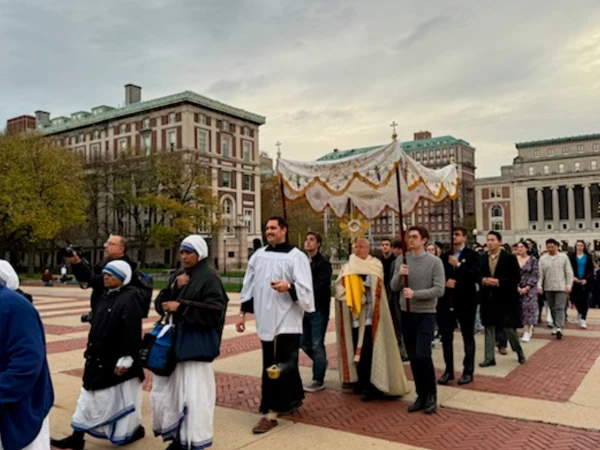 El P. Roger Landry y una multitud de estudiantes participan en la procesión eucarística en la Universidad de Columbia el 10 de noviembre de 2024. Crédito: Cortesía.