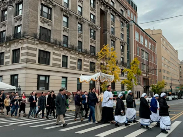 El P. Roger Landry encabeza una procesión eucarística por una concurrida calle de Manhattan, frente a la Universidad de Columbia, el 10 de noviembre de 2024. Crédito: Cortesía.