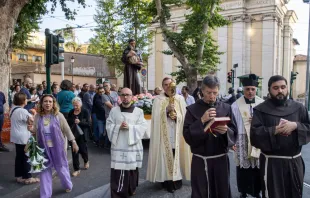 Procesión San Antonio de Padua en las calles de Roma este 13 de junio. Crédito: Daniel Ibáñez / EWTN News