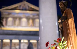 La imagen de San Pablo afuera de la Basílica de San Pablo de Extramuros en la procesión solemne de sus cadenas el 29 de junio. Crédito: Daniel Ibáñez / EWTN News