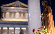 La imagen de San Pablo afuera de la Basílica de San Pablo de Extramuros en la procesión solemne de sus cadenas el 29 de junio.