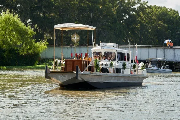 En la procesión de 2024, una "Iglesia flotante" empujada por un gran remolcador seguirá de cerca a la casa flotante del Santísimo Sacramento. Crédito: Foto cortesía de la CJC