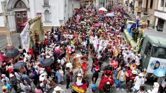 Miles de fieles llenan las calles de Cuenca en la colorida procesión del “Niño Viajero”, el 24 de diciembre de 2024.