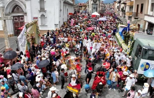 Miles de fieles llenan las calles de Cuenca en la colorida procesión del “Niño Viajero”, el 24 de diciembre de 2024. Crédito: Radio Católica Cuenca