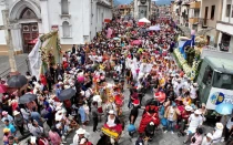 Miles de fieles llenan las calles de Cuenca en la colorida procesión del “Niño Viajero”, el 24 de diciembre de 2024.