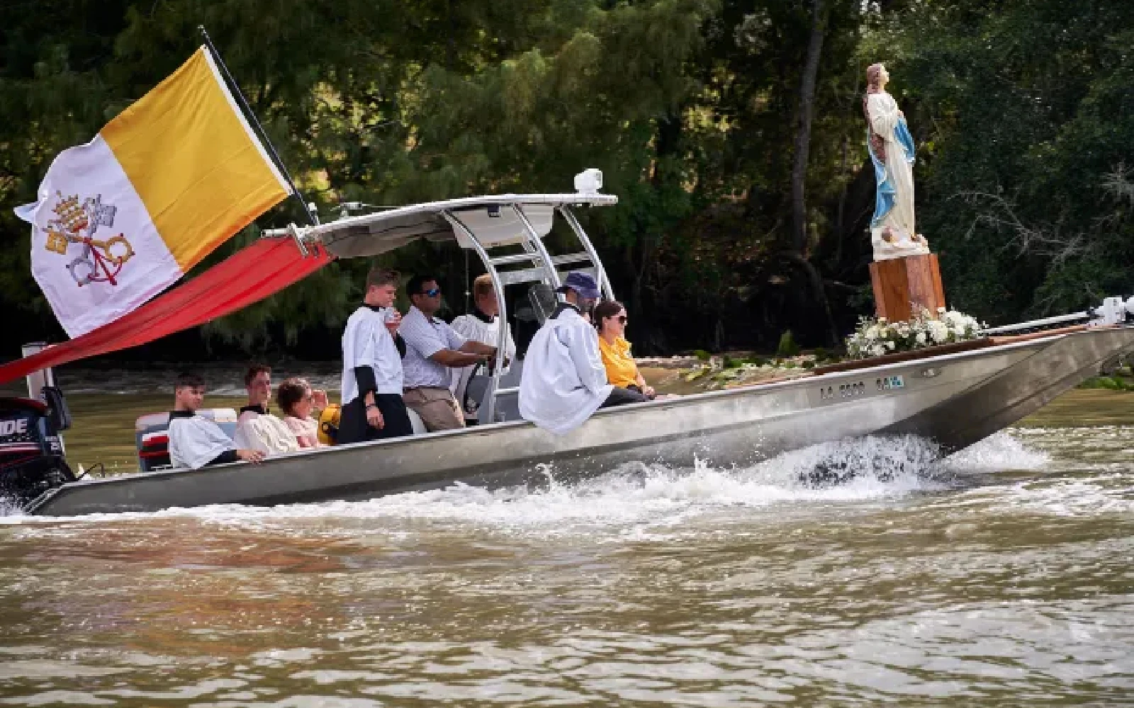 La Fête-Dieu du Teche, una procesión anual en el pantano organizada por la Comunidad de Jesús Crucificado en 2023. Este barco lleva un estado de la Asunción, seguido de un barco que lleva el Santísimo Sacramento.?w=200&h=150