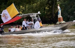 La Fête-Dieu du Teche, una procesión anual en el pantano organizada por la Comunidad de Jesús Crucificado en 2023. Este barco lleva un estado de la Asunción, seguido de un barco que lleva el Santísimo Sacramento. Crédito: Foto cortesía de la CJC