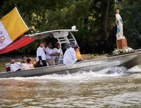 Primera procesión eucarística en barco en el río Misisipi: Un evento único en su tipo en EEUU