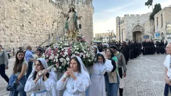 Los cristianos palestinos participan en una procesión mariana el 31 de mayo de 2024, cerca de la Iglesia del Santo Sepulcro en la Ciudad Vieja de Jerusalén para pedir a Nuestra Señora de Palestina que interceda por la paz en la devastada Gaza.