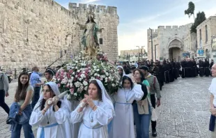Los cristianos palestinos participan en una procesión mariana el 31 de mayo de 2024, cerca de la Iglesia del Santo Sepulcro en la Ciudad Vieja de Jerusalén para pedir a Nuestra Señora de Palestina que interceda por la paz en la devastada Gaza. Crédito: Rafi Ghattas
