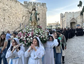 Celebran procesión mariana en Jerusalén: Un llamado a la paz en Gaza devastada por la guerra