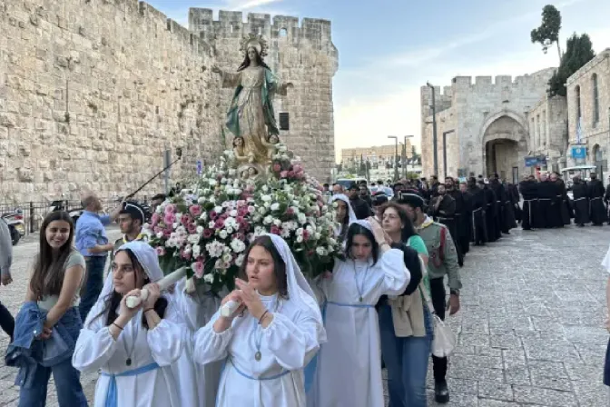 Procesión mariana en Jerusalén