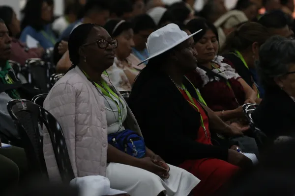 Asistente de la conferencia “El Sagrado Corazón de Jesús, exigencia de fraternidad”. Crédito: Eduardo Berdejo - EWTN News