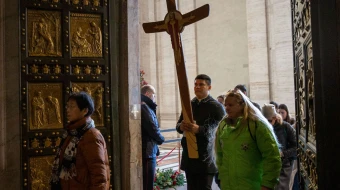 Peregrinos cruzan la Puerta Santa de la Basílica de San Pedro en el Vaticano