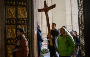 Peregrinos cruzan la Puerta Santa de la Basílica de San Pedro en el Vaticano Crédito: Daniel Ibáñez / EWTN News.