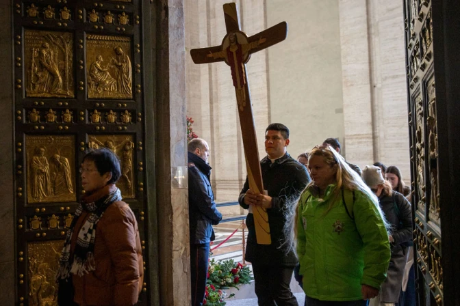 Peregrinos cruzan la Puerta Santa de la Basílica de San Pedro en el Vaticano 25122024 5