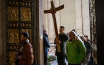 Peregrinos cruzan la Puerta Santa de la Basílica de San Pedro en el Vaticano