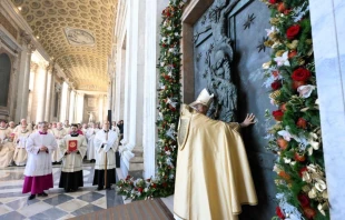 El Cardenal Baldassare Reina abre la Puerta Santa de la Basílica de San Juan de Letrán, el 29 de diciembre de 2024. Crédito: Vatican Media.