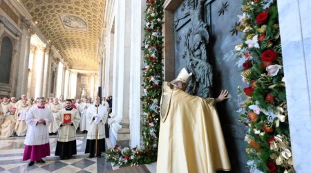 Cardenal Baldassare Reina abre la Puerta Santa de la Basílica de San Juan de Letrán