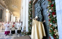 El Cardenal Baldassare Reina abre la Puerta Santa de la Basílica de San Juan de Letrán, el 29 de diciembre de 2024.