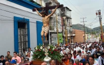 Peregrinación en la ciudad de Valencia, de camino a la apertura de la Puerta Santa en la Basílica Catedral Nuestra Señora del Socorro.