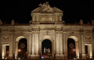 Puerta de Alcalu00e1 con decoraciu00f3n de la Sagrada Familia.  