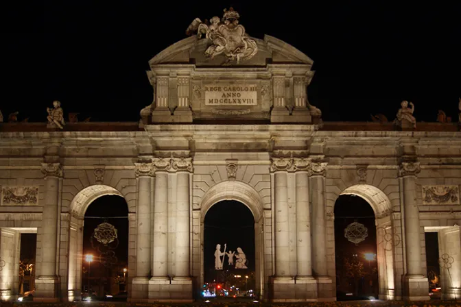 Reivindican decoración navideña religiosa con pesebre en famosa Puerta de Alcalá