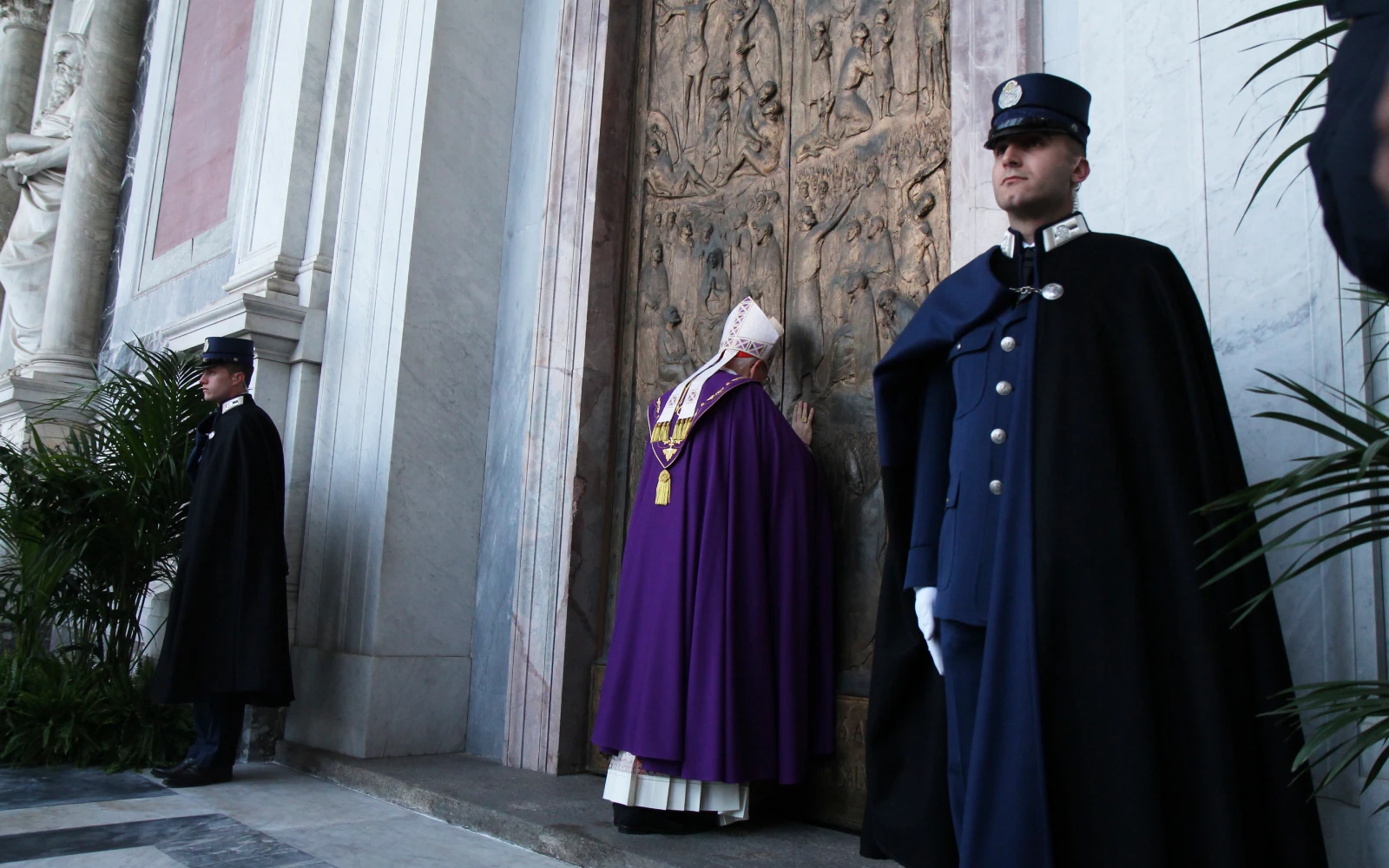 El Cardenal James Harvey abre las Puertas Santas de la Basílica de San Pablo Extramuros el 13 de diciembre de 2015.?w=200&h=150