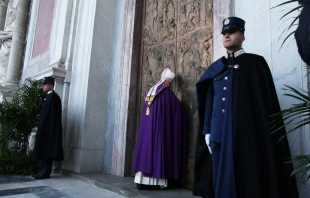 El Cardenal James Harvey abre las Puertas Santas de la Basílica de San Pablo Extramuros el 13 de diciembre de 2015. Crédito: EWTN News