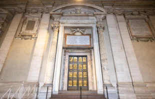 Imagen de la Puerta Santa de la Basílica de San Pedro Crédito: Daniel Ibáñez/EWTN News