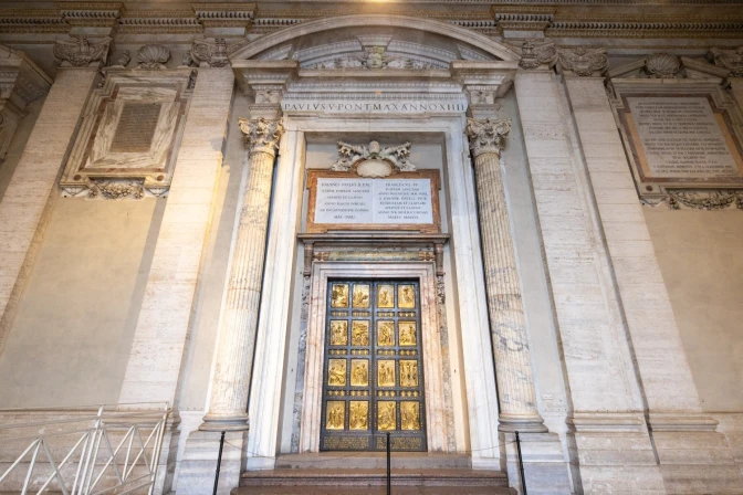 Imagen de la Puerta Santa de la Basílica de San Pedro