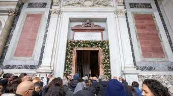 Los peregrinos pasan a través de la puerta santa de la Basílica de San Pablo Extramuros.