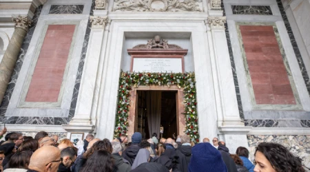 Los peregrinos pasan a través de la puerta santa de la Basílica de San Pablo Extramuros.